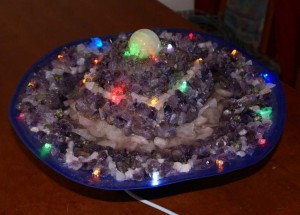 Brunnen aus Amethysten, Berkristallen, Rosenquarz und anderen Minerlaien